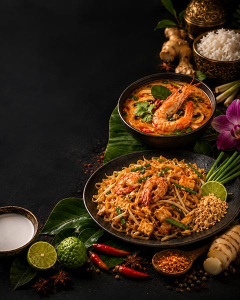 Teplá asijská jídla — pad thai a tom yum